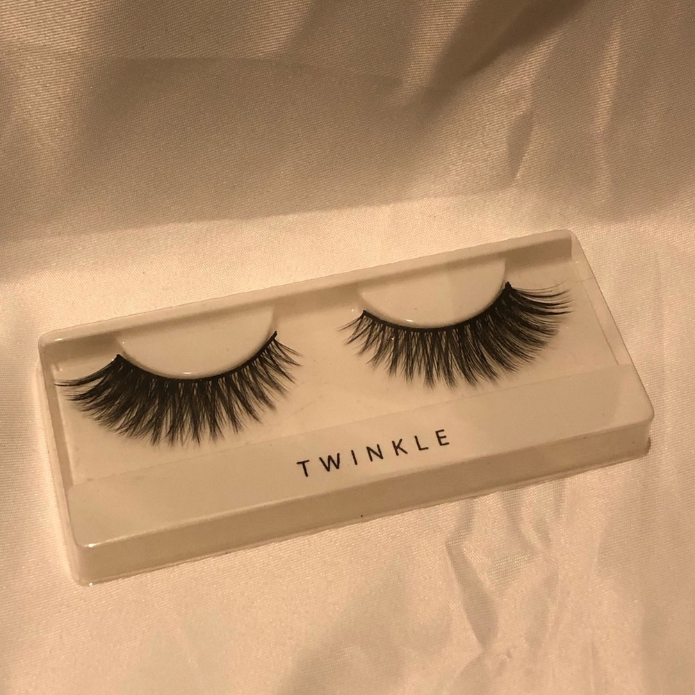 B3G1 Free! 1 Pair of Lashes